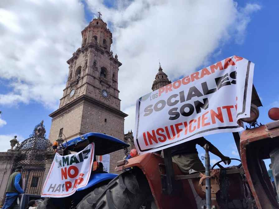 Con tractores y pancartas cientos de campesinos piden ser escuchados por la 4T Con tractores y pancartas cientos de campesinos piden ser escuchados por la 4T