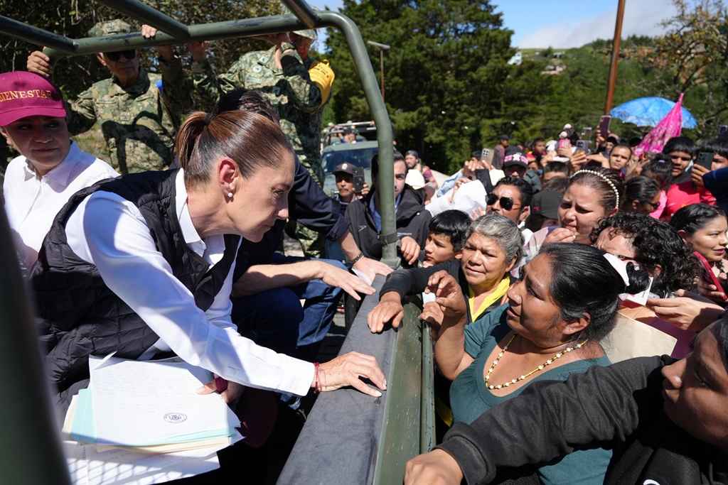 “Seguimos en territorio. Saldremos adelante”: Presidenta Claudia Sheinbaum en su segundo día de recorrido en zonas afectadas por las lluvias “Seguimos en territorio. Saldremos adelante”: Presidenta Claudia Sheinbaum en su segundo día de recorrido en zonas afectadas por las lluvias