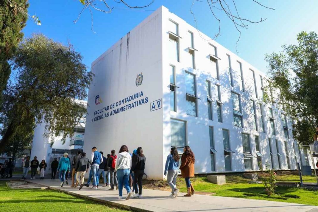 UMSNH pone al alcance de las y los egresados del área económico administrativa opciones para seguirse preparando UMSNH pone al alcance de las y los egresados del área económico administrativa opciones para seguirse preparando