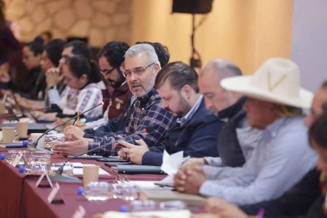 Bedolla y Segob se reúnen con comunidades de autogobierno para construcción del Plan Michoacán Bedolla y Segob se reúnen con comunidades de autogobierno para construcción del Plan Michoacán