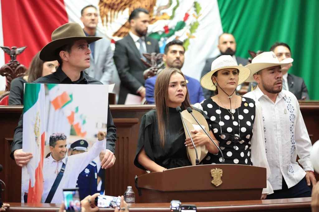 “Vengo con el corazón destrozado”, pero el Movimiento del Sombrero continuará: Grecia Quiroz, la nueva presidenta de Uruapan “Vengo con el corazón destrozado”, pero el Movimiento del Sombrero continuará: Grecia Quiroz, la nueva presidenta de Uruapan