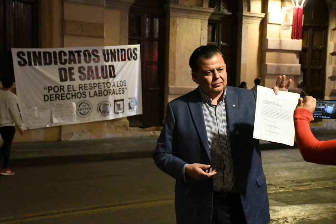Memo Valencia exhibe la indolencia de las autoridades estatales al no atender a manifestantes en el Congreso del Estado Memo Valencia exhibe la indolencia de las autoridades estatales al no atender a manifestantes en el Congreso del Estado