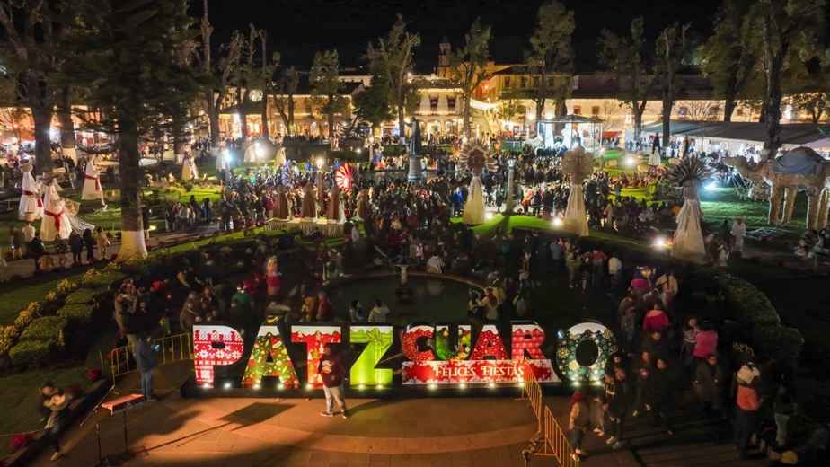 Nacimiento y árbol monumental ya iluminan la magia de la Navidad en Pátzcuaro Nacimiento y árbol monumental ya iluminan la magia de la Navidad en Pátzcuaro
