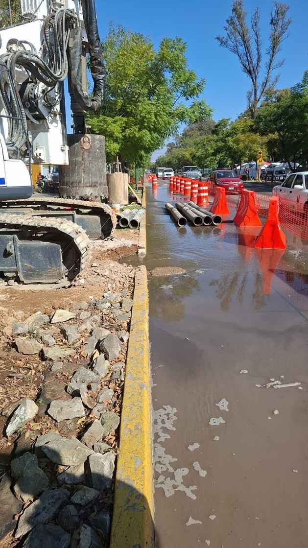 Se atiende fuga de agua en Calzada Juárez derivada de obra que se realiza en la zona Se atiende fuga de agua en Calzada Juárez derivada de obra que se realiza en la zona