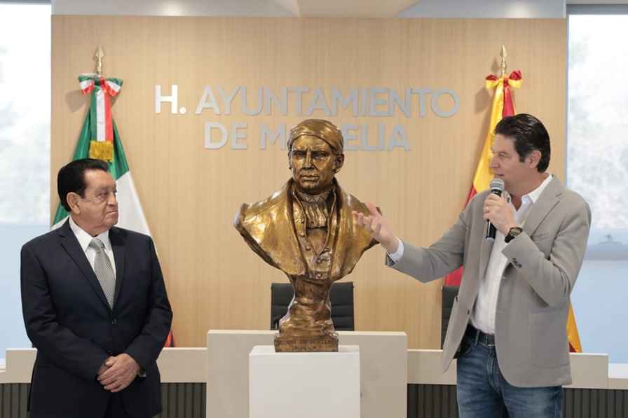 Devela Alfonso Martínez busto de Morelos que será colocado en el CAM Devela Alfonso Martínez busto de Morelos que será colocado en el CAM