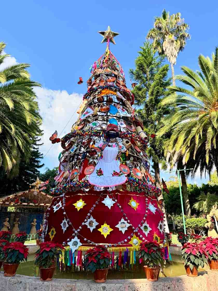 ¿Ya conoces el árbol navideño artesanal que embellece Erongarícuaro? ¿Ya conoces el árbol navideño artesanal que embellece Erongarícuaro?
