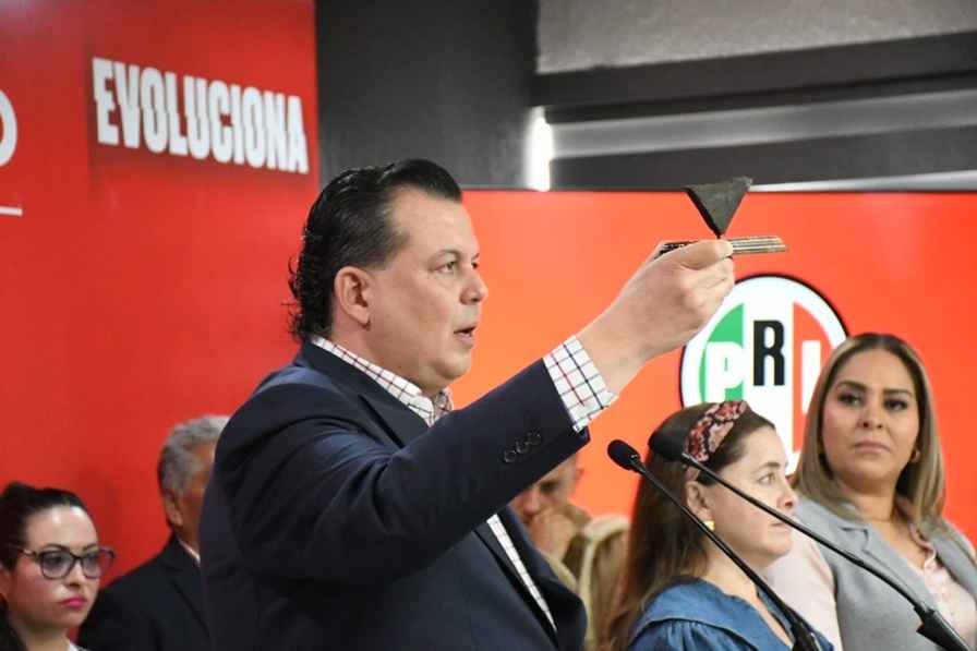 Una esquirla del coche bomba de Coahuayana, el regalo navideño de Memo Valencia para Harfuch Una esquirla del coche bomba de Coahuayana, el regalo navideño de Memo Valencia para Harfuch