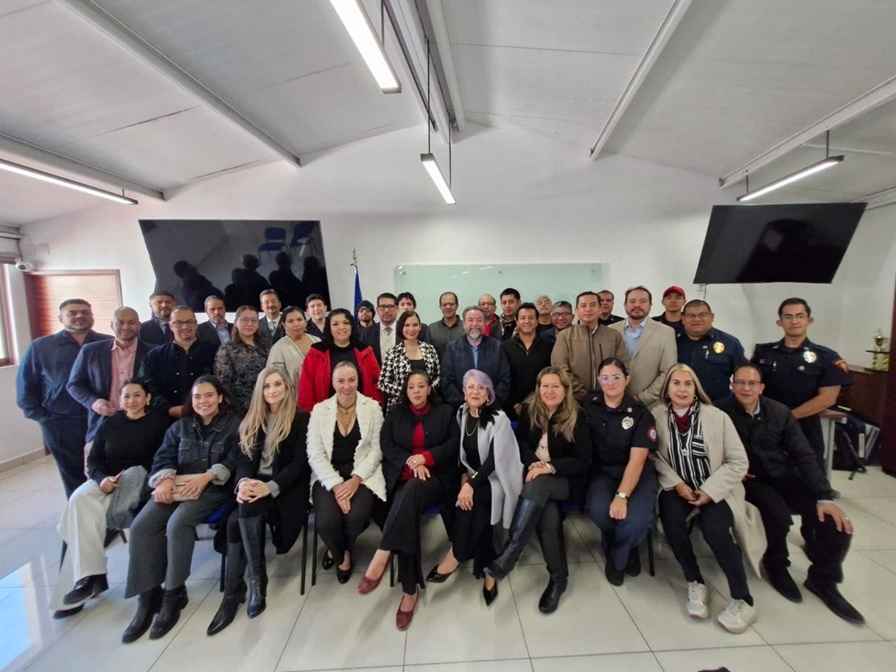 Amigos Empresarios de Michoacán dona equipo a Bomberos Voluntarios Amigos Empresarios de Michoacán dona equipo a Bomberos Voluntarios
