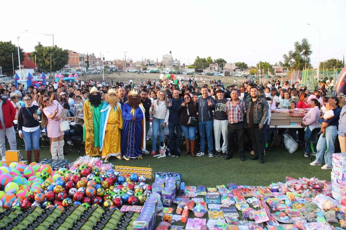 Yankel Benítez lleva alegría a cientos de niñas y niños de Misión del Valle Yankel Benítez lleva alegría a cientos de niñas y niños de Misión del Valle