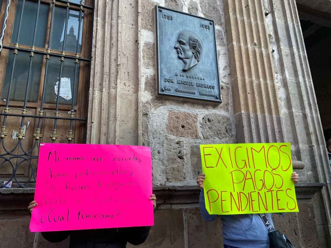 Familiares de trabajadores fallecidos de la UMSNH me manifiestan por adeudos que se tienen Familiares de trabajadores fallecidos de la UMSNH me manifiestan por adeudos que se tienen