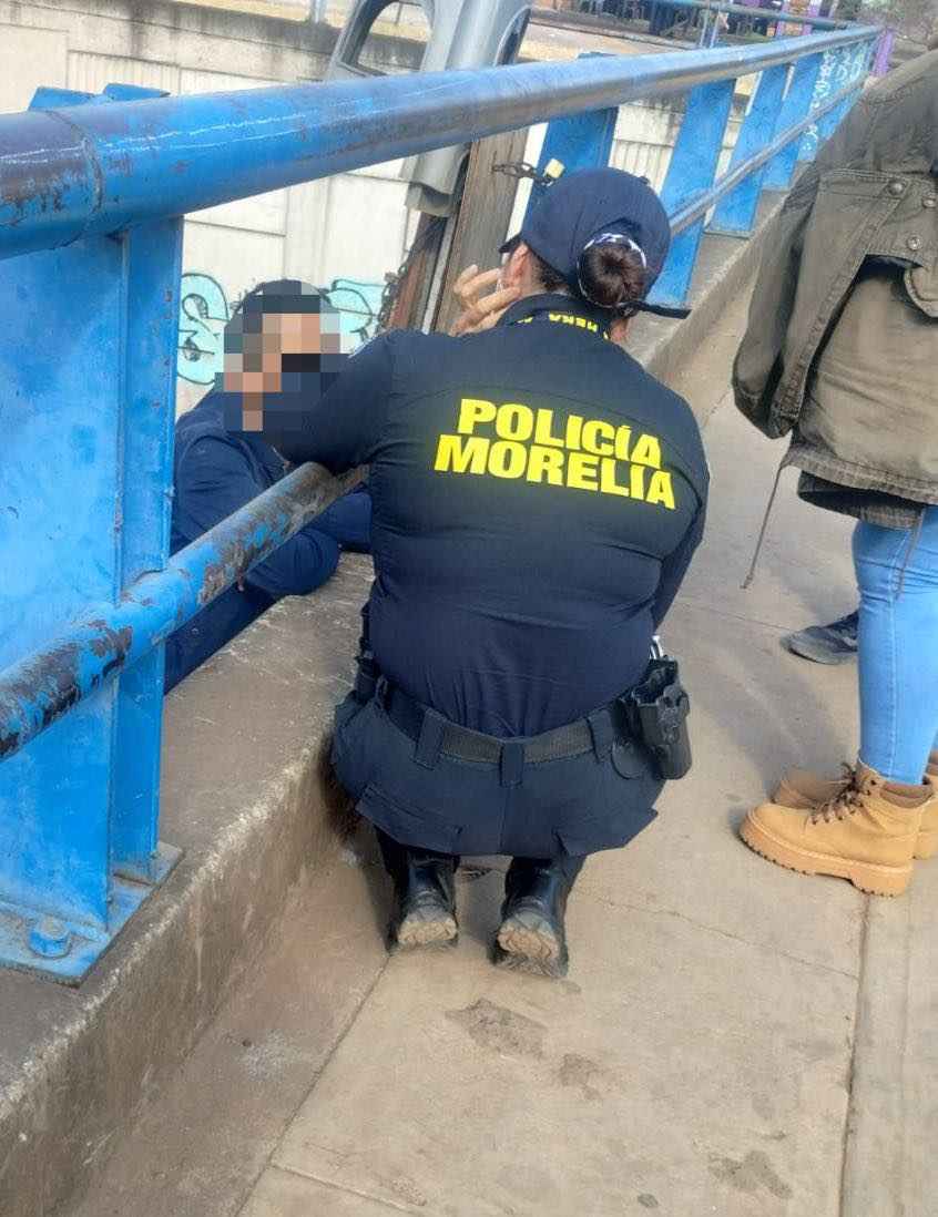 Elementos de la Policía Morelia salvaron a una persona que pretendía arrojarse al vacío en salida a Quiroga Elementos de la Policía Morelia salvaron a una persona que pretendía arrojarse al vacío en salida a Quiroga