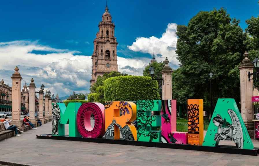 La diseñadora internacional Ágatha Ruíz de la Prada, destaca bellezas de Morelia La diseñadora internacional Ágatha Ruíz de la Prada, destaca bellezas de Morelia