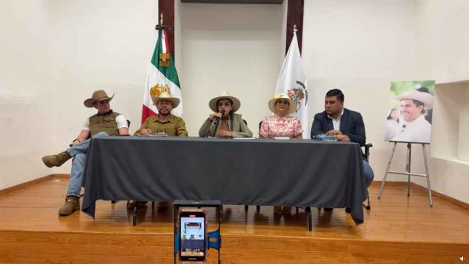 Narcomantas colocadas en Uruapan buscarían desestabilizar al Movimiento del Sombrero, dicta Grecia Quiroz Narcomantas colocadas en Uruapan buscarían desestabilizar al Movimiento del Sombrero, dicta Grecia Quiroz