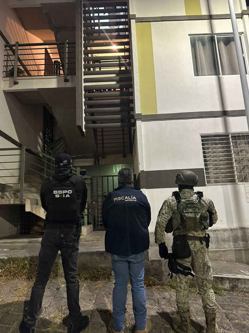 FGE ejecuta cateo en el fraccionamiento Campo Nubes y asegura más de 400 dosis de narcótico; hay una mujer detenida FGE ejecuta cateo en el fraccionamiento Campo Nubes y asegura más de 400 dosis de narcótico; hay una mujer detenida