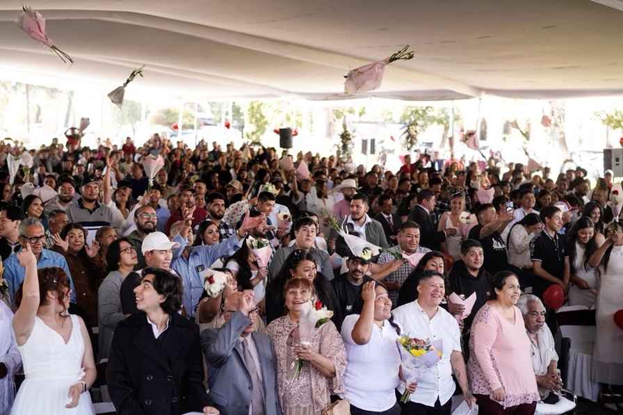 Más de 2 mil parejas unen sus vidas en Michoacán Más de 2 mil parejas unen sus vidas en Michoacán