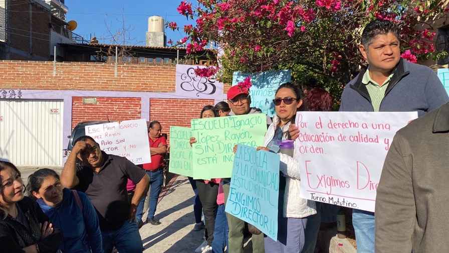 Padres y maestros protestan por falta de director en primaria Ignacio ...