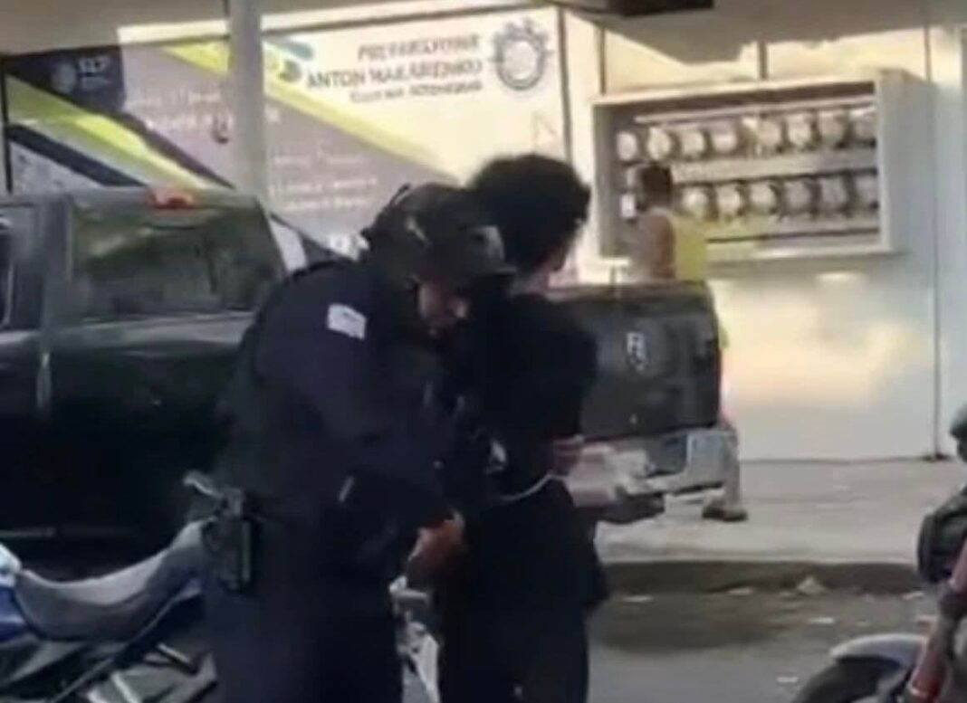 Detienen a adolecente que presuntamente asesinó a dos personas en un plantel educativo de Lázaro Cárdenas Detienen a adolecente que presuntamente asesinó a dos personas en un plantel educativo de Lázaro Cárdenas