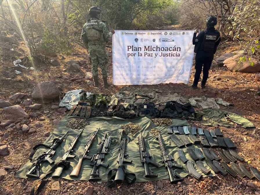 En La Huacana, fuerzas estatales y federales aseguran siete fusiles y equipo táctico En La Huacana, fuerzas estatales y federales aseguran siete fusiles y equipo táctico