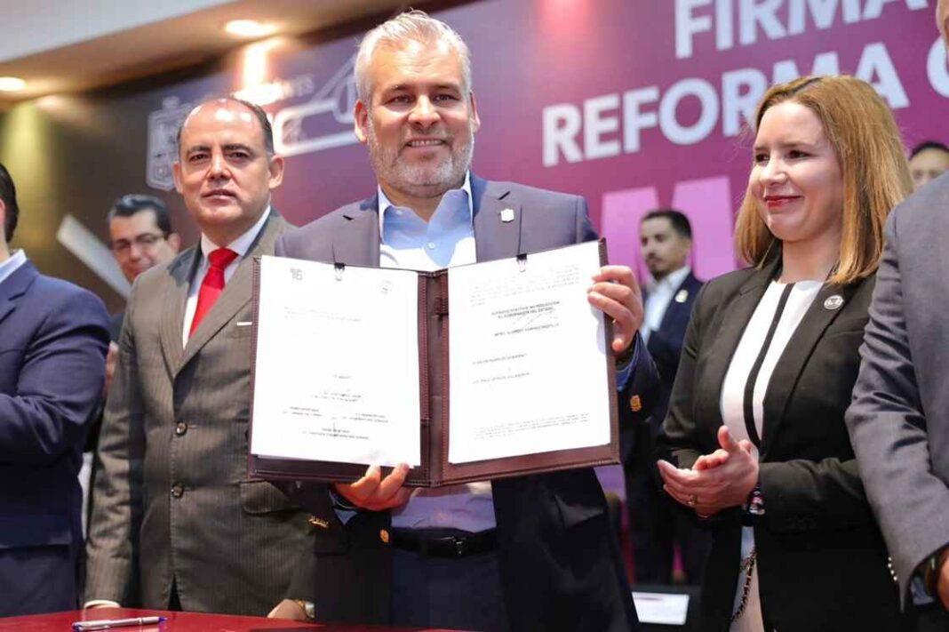 Gobernador firma decreto histórico que pone fin a la herencia de deudas en Michoacán Gobernador firma decreto histórico que pone fin a la herencia de deudas en Michoacán