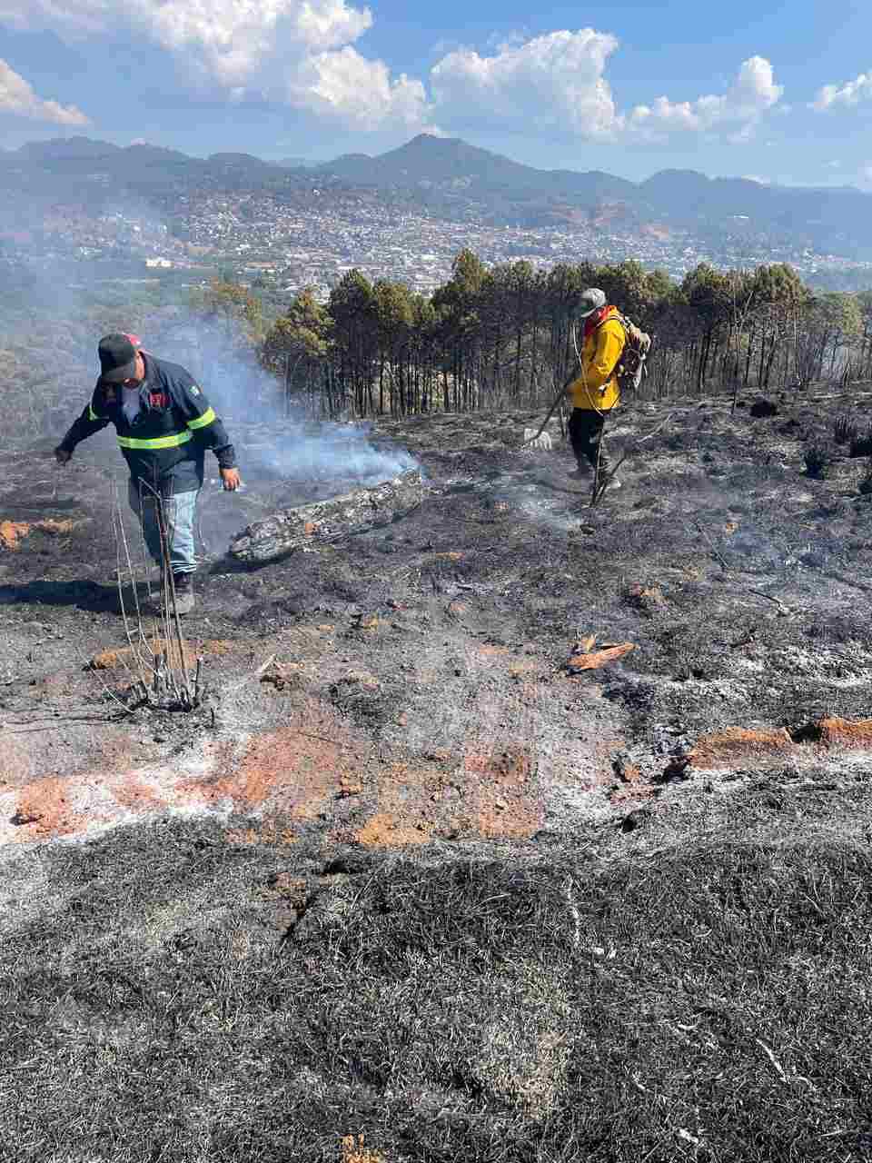 Sigue activo incendio en Tacámbaro donde murieron dos brigadistas, informa presidente de Tacámbaro Sigue activo incendio en Tacámbaro donde murieron dos brigadistas, informa presidente de Tacámbaro