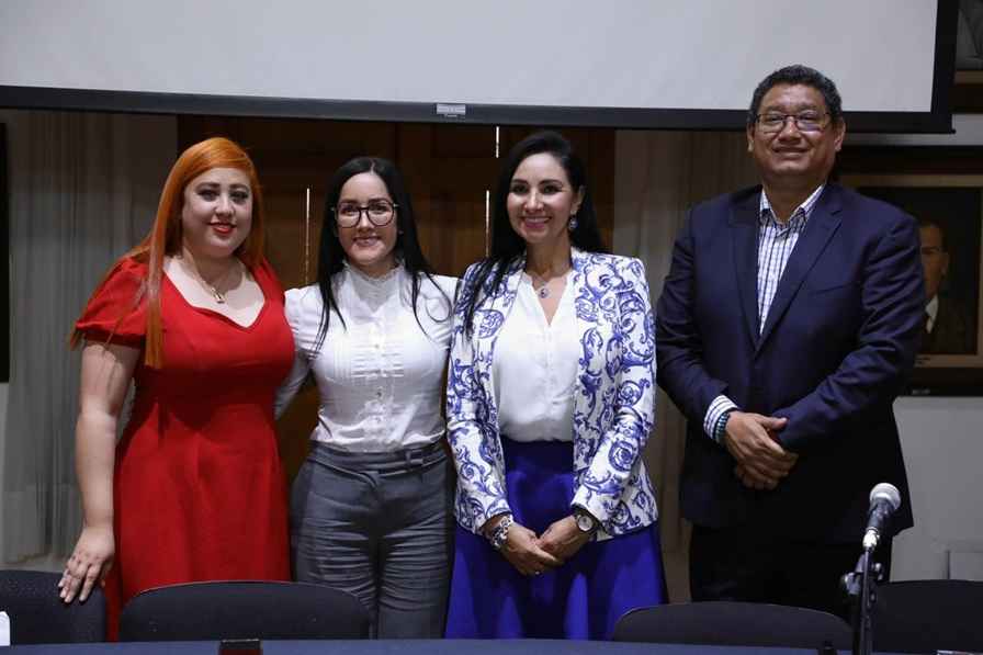 Magda. Alma Rosa Bahena Villalobos diserta respecto a Pluralismo Jurídico y Justicia Comunitaria Magda. Alma Rosa Bahena Villalobos diserta respecto a Pluralismo Jurídico y Justicia Comunitaria