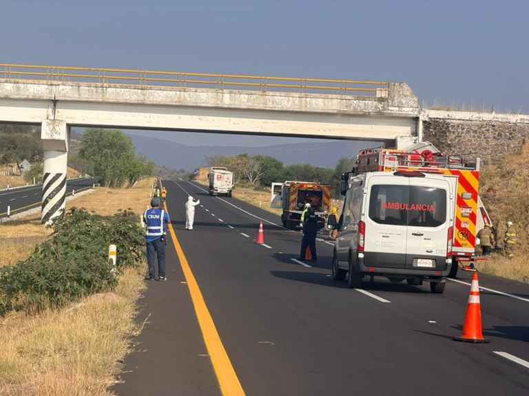 Coordina CRUM atención tras accidente de autobús en la Autopista de Occidente Coordina CRUM atención tras accidente de autobús en la Autopista de Occidente