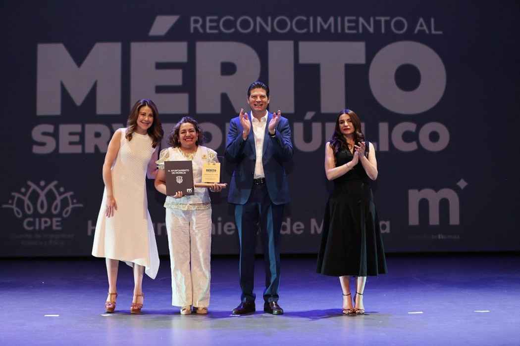 Entrega Alfonso Martínez Alcázar, premio a 10 destacados empleadas y empleados municipales Entrega Alfonso Martínez Alcázar, premio a 10 destacados empleadas y empleados municipales
