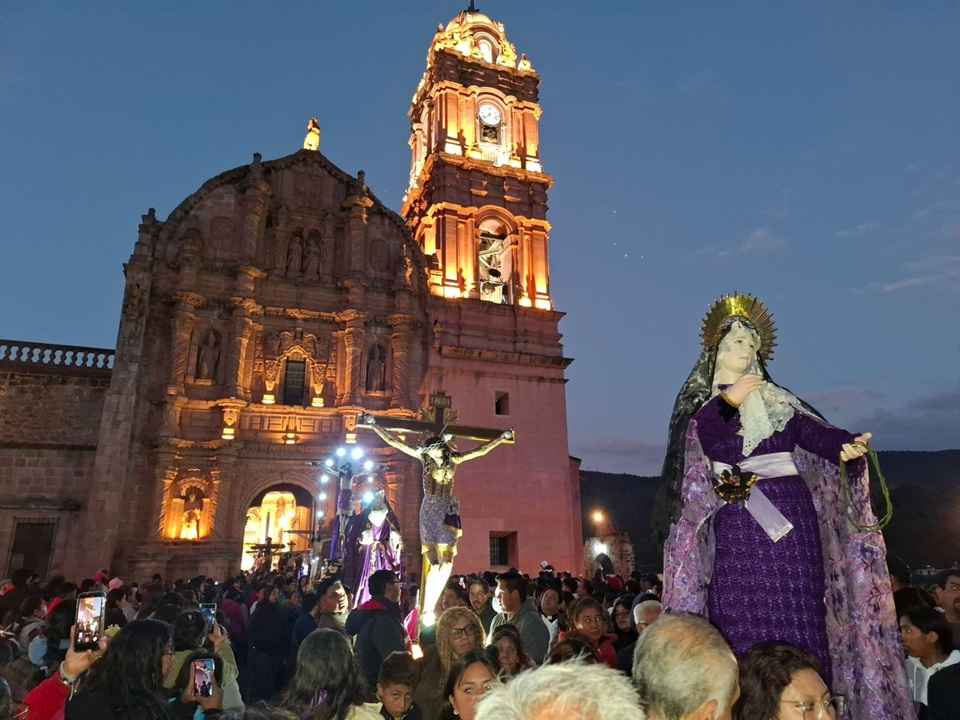 Fe y tradición se reunieron en la Procesión de los Cristos en Tlalpujahua Fe y tradición se reunieron en la Procesión de los Cristos en Tlalpujahua