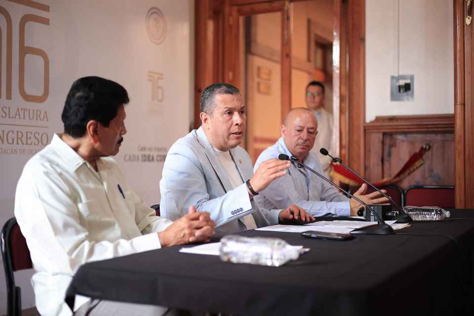 Barragán acompaña presentación de dos iniciativas del sector transportista del estado Barragán acompaña presentación de dos iniciativas del sector transportista del estado