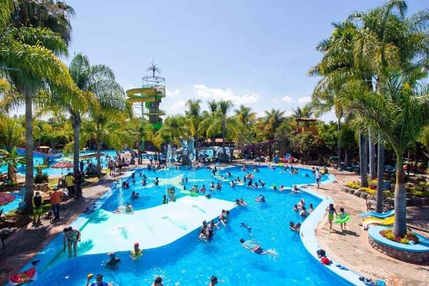 Michoacán invita a refrescarse en sus más de 400 balnearios y playas Michoacán invita a refrescarse en sus más de 400 balnearios y playas