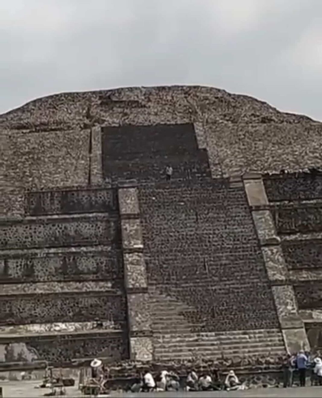 Caos en la Pirámide de la Luna: Terror en el corazón de Teotihuacán Caos en la Pirámide de la Luna: Terror en el corazón de Teotihuacán