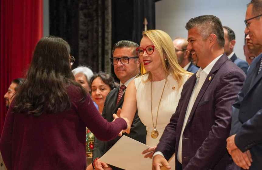 Egresados nicolaitas altamente competitivos a nivel nacional; recibirán premio a la Excelencia EGEL Egresados nicolaitas altamente competitivos a nivel nacional; recibirán premio a la Excelencia EGEL