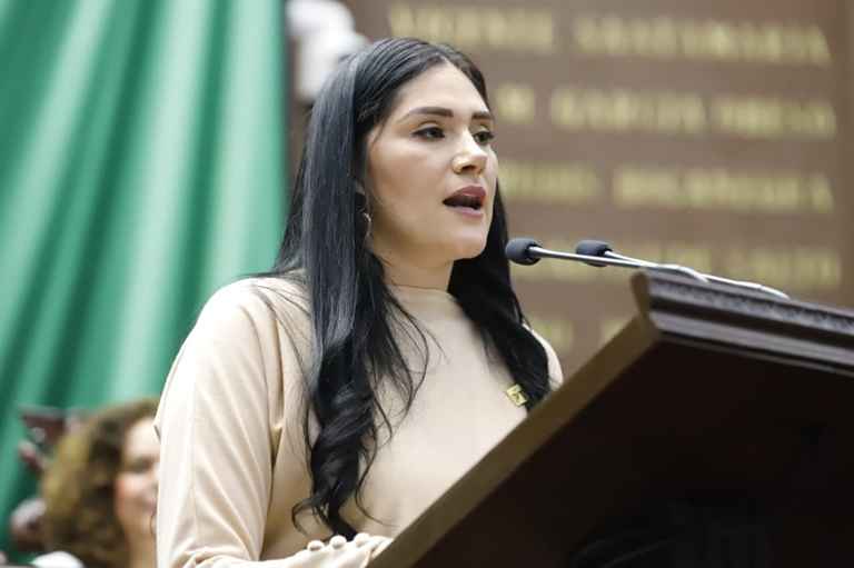 Diana Espinoza presenta iniciativa para la obligatoriedad de la enseñanza de letras cursivas en primaria y secundaria Diana Espinoza presenta iniciativa para la obligatoriedad de la enseñanza de letras cursivas en primaria y secundaria