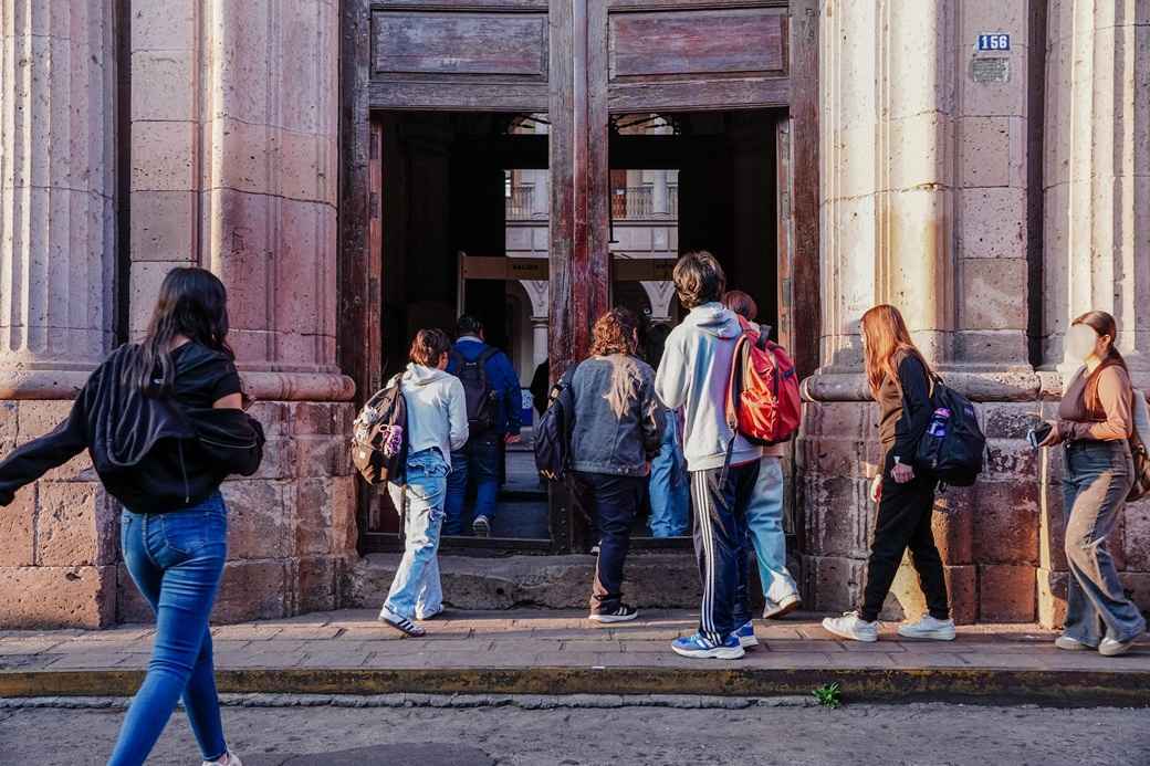 Docentes y estudiantes de la UMSNH regresan a clases presenciales Docentes y estudiantes de la UMSNH regresan a clases presenciales