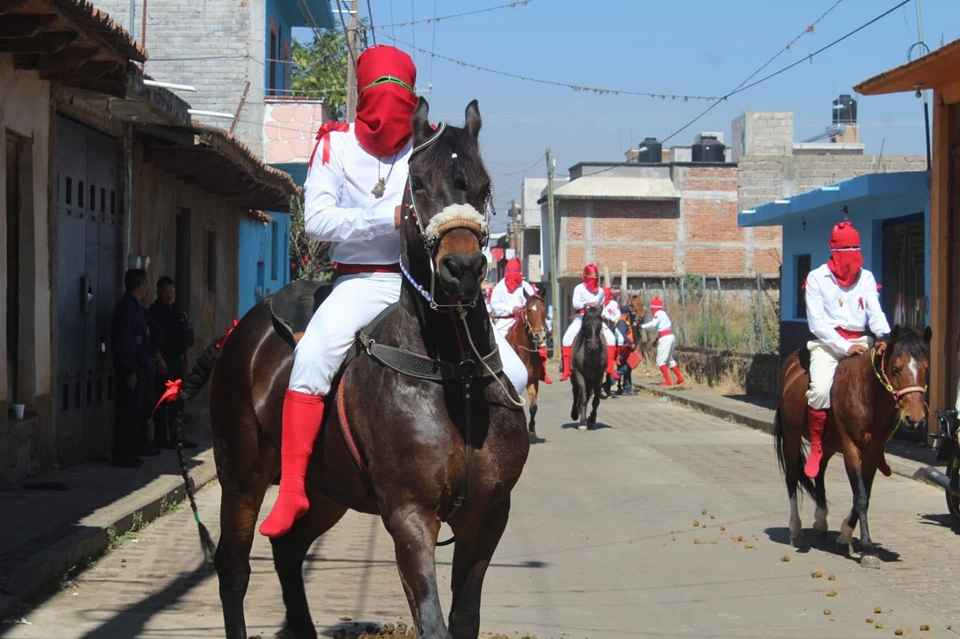 Los Espías a caballo, una tradición que se mantiene viva en Tzintzuntzan Los Espías a caballo, una tradición que se mantiene viva en Tzintzuntzan