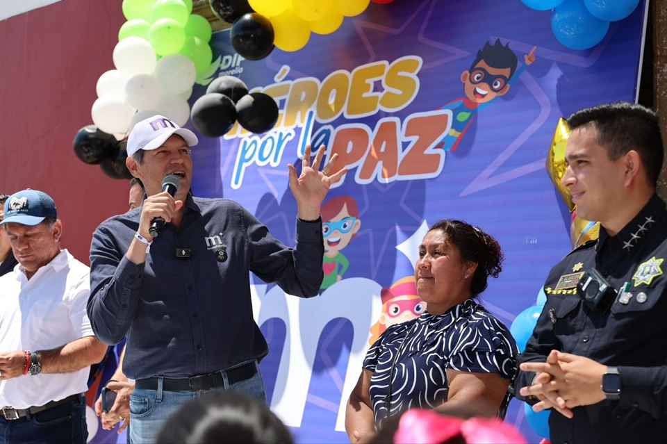 Lleva Alfonso Martínez alegría a niñas y niños de Teremendo con el Festival de la Niñez “Héroes por la Paz» Lleva Alfonso Martínez alegría a niñas y niños de Teremendo con el Festival de la Niñez “Héroes por la Paz»