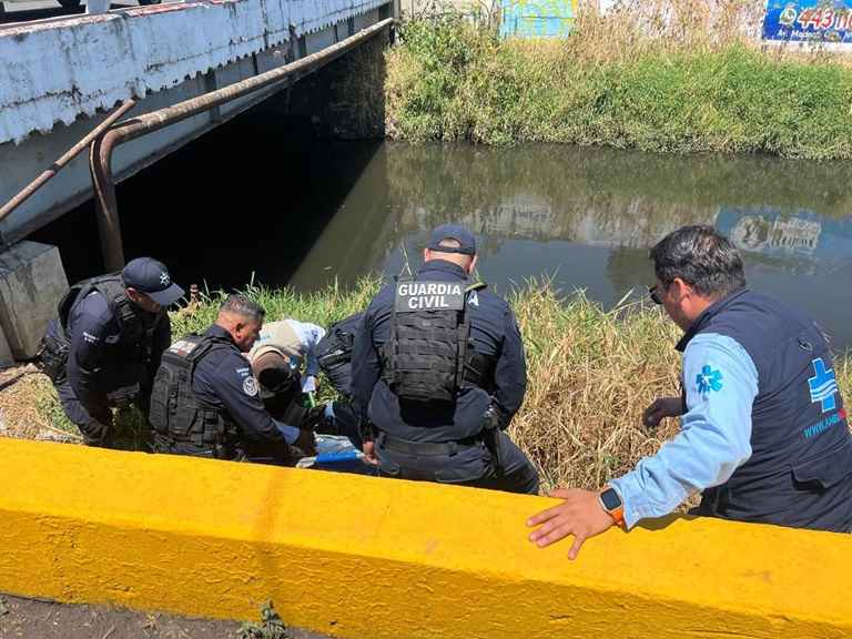 Motociclista es proyectado hacia el río grande, tras impactar con patrulla de la Guardia Civil en la avenida Michoacán Motociclista es proyectado hacia el río grande, tras impactar con patrulla de la Guardia Civil en la avenida Michoacán