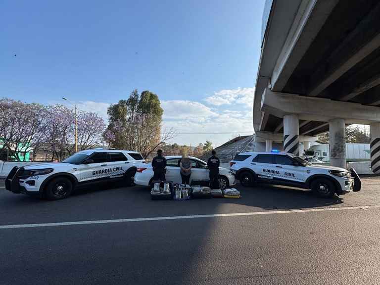 Aseguran 5 maletas con 65 kilos de mariguana en la Autopista de Occidente Aseguran 5 maletas con 65 kilos de mariguana en la Autopista de Occidente