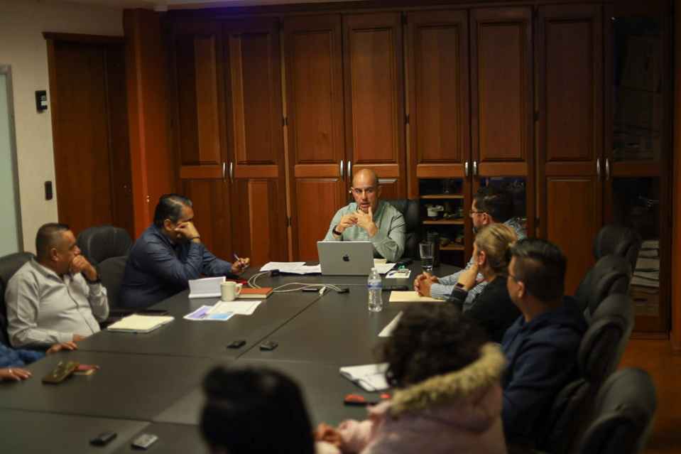 Adolfo Torres dialoga con locatarios para atender suministro de agua en el Mercado de Abastos Adolfo Torres dialoga con locatarios para atender suministro de agua en el Mercado de Abastos