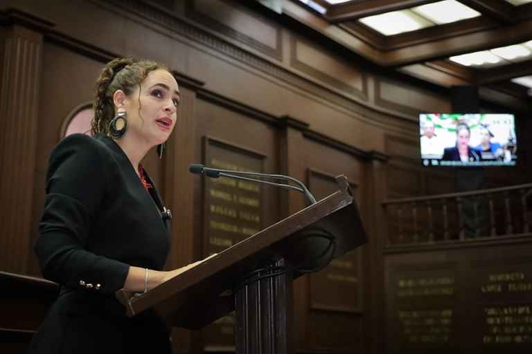 Sandra Arreola presenta iniciativa para garantizar intérpretes de Lengua de Señas en los Servicios de Salud de Michoacán Sandra Arreola presenta iniciativa para garantizar intérpretes de Lengua de Señas en los Servicios de Salud de Michoacán
