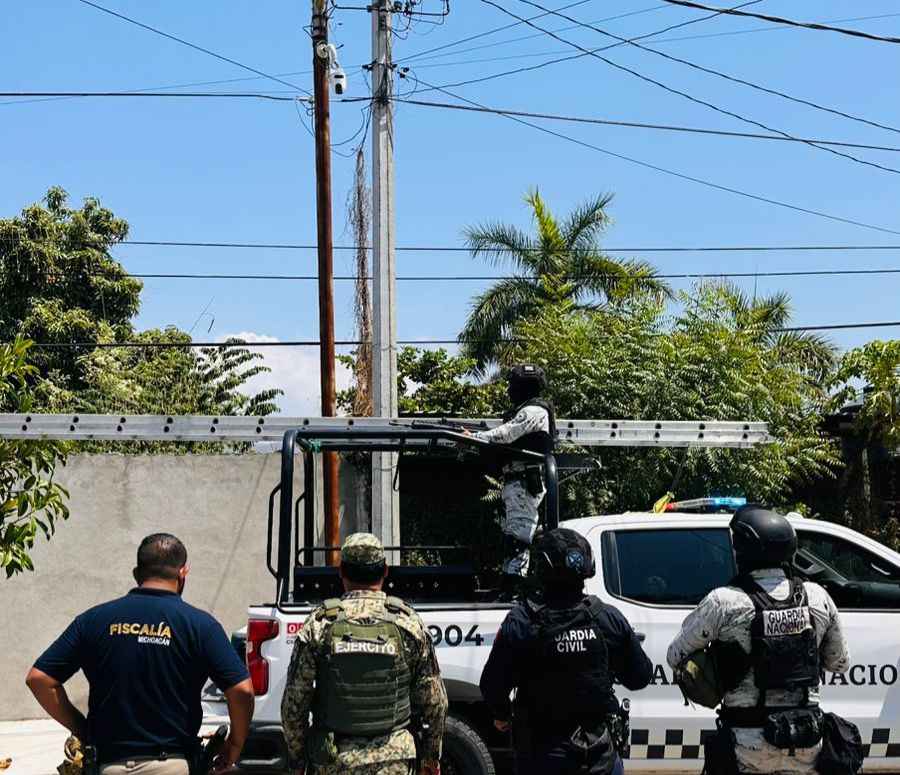 FGE desmantela red de vigilancia ilegal en Apatzingán; aseguran 14 cámaras “parásitas” FGE desmantela red de vigilancia ilegal en Apatzingán; aseguran 14 cámaras “parásitas”