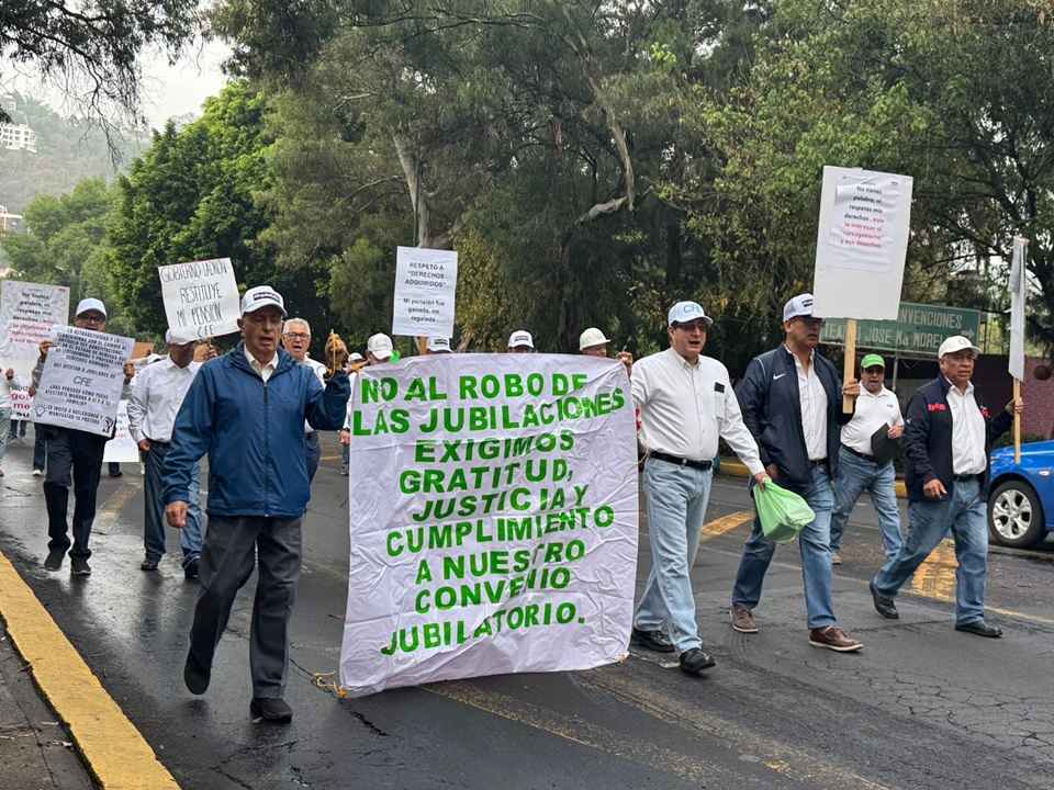 Jubilados de la CFE se manifiestan en Morelia y exigen mesa de diálogo por reforma a pensiones Jubilados de la CFE se manifiestan en Morelia y exigen mesa de diálogo por reforma a pensiones