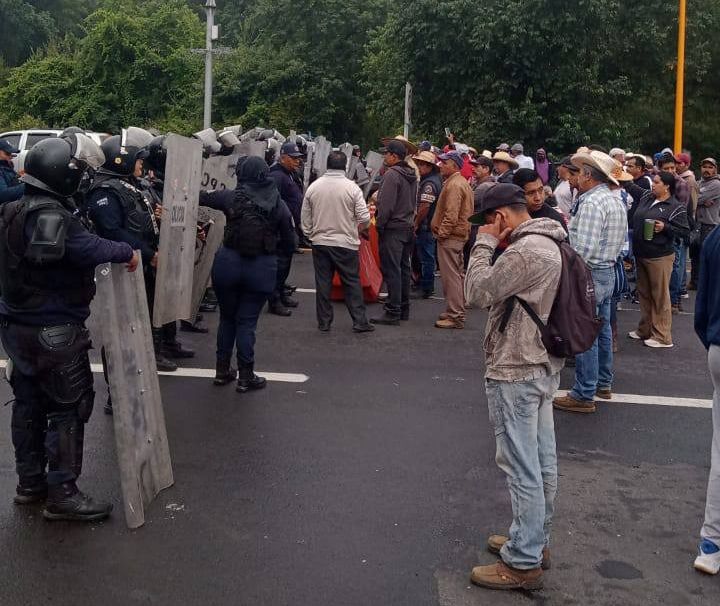 Comuneros acusan hostigamiento del Gobierno de Michoacán en movilización de Zirahuén Comuneros acusan hostigamiento del Gobierno de Michoacán en movilización de Zirahuén