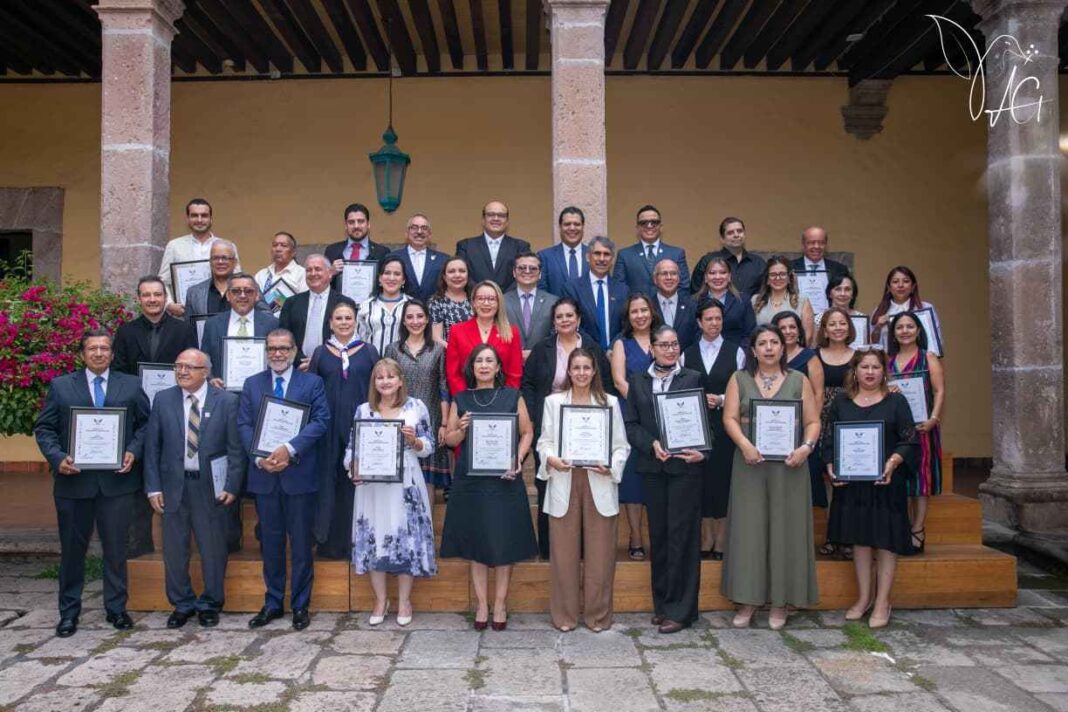 El nicolaita Jorge Álvarez banderas recibió de manos de Yarabí Ávila el reconocimiento al mérito a la excelencia educativa de la Red Juntos por Michoacán El nicolaita Jorge Álvarez banderas recibió de manos de Yarabí Ávila el reconocimiento al mérito a la excelencia educativa de la Red Juntos por Michoacán