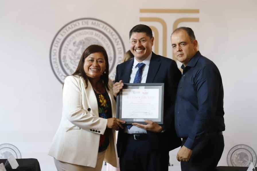 Reconoce Congreso del Estado a la Clínica de Disrafismo Espinal dirigida por el doctor Agustín Calderón Pérez Reconoce Congreso del Estado a la Clínica de Disrafismo Espinal dirigida por el doctor Agustín Calderón Pérez