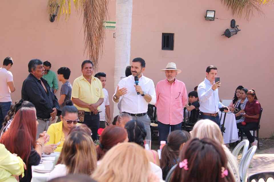Yankel Benítez y liderazgos sociales festejan a las madres morelianas Yankel Benítez y liderazgos sociales festejan a las madres morelianas