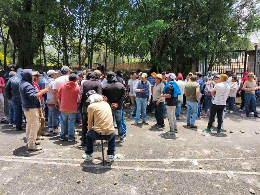 Comuneros de Sevina bloquean Casa Michoacán para exigir seguridad tras ataque armado Comuneros de Sevina bloquean Casa Michoacán para exigir seguridad tras ataque armado
