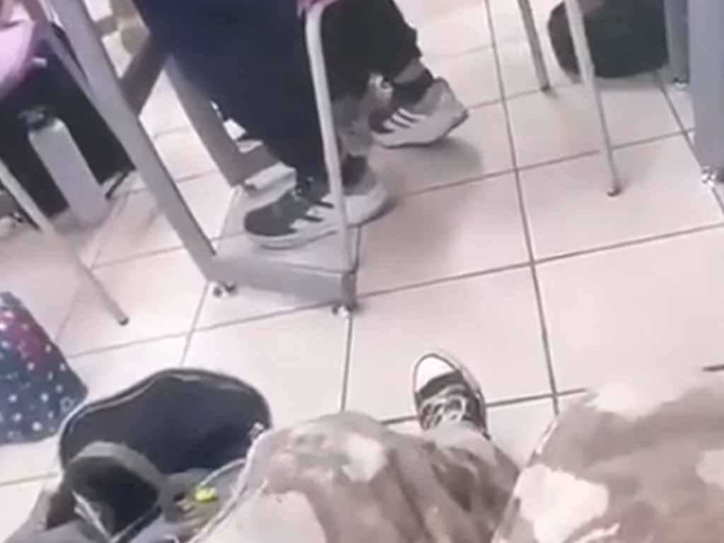 Padre de familia habría ingresado armado a salón de la UNLA por presunto caso de bullying hacia su hijo Padre de familia habría ingresado armado a salón de la UNLA por presunto caso de bullying hacia su hijo