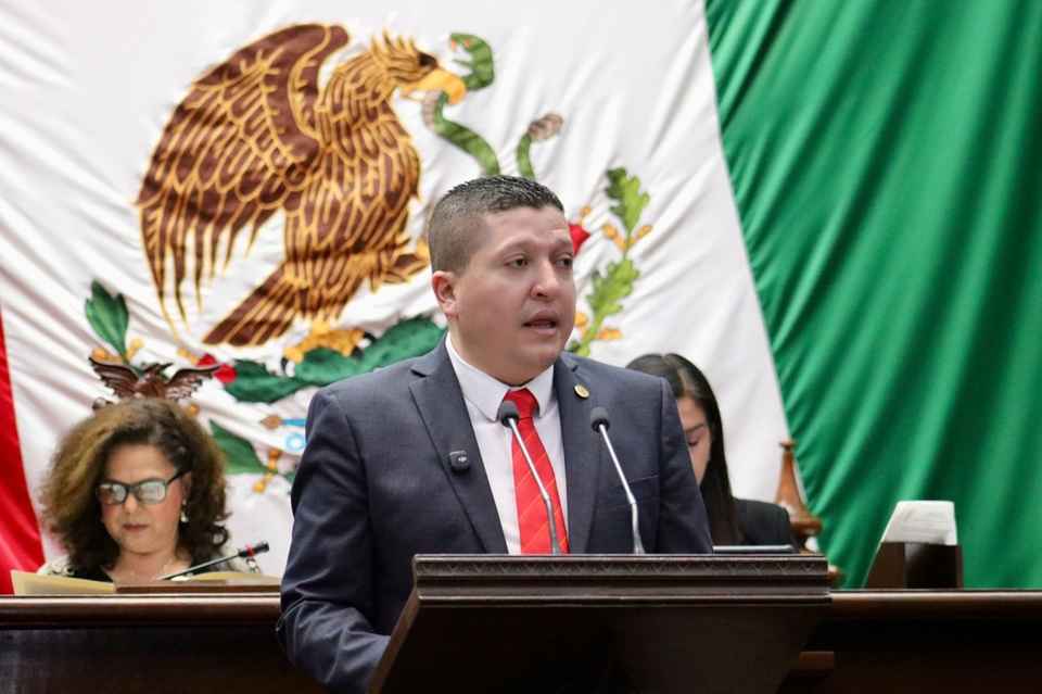 Presenta Vicente Gómez inciativa para fortalecer la educación digital en Michoacán Presenta Vicente Gómez inciativa para fortalecer la educación digital en Michoacán