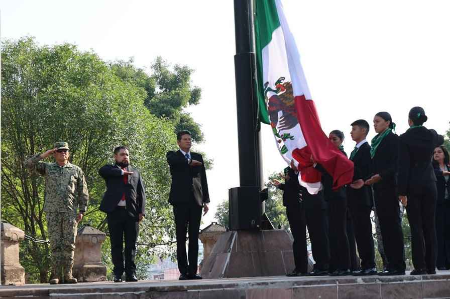 Morelia honra su historia y a quienes la defienden en ceremonia de izamiento por su 485 Aniversario Morelia honra su historia y a quienes la defienden en ceremonia de izamiento por su 485 Aniversario